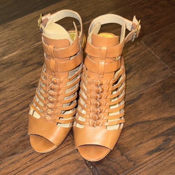 Vince Camuto Shoes - Vince Camuto Women's Tan Strappy Sandals Style Estelli size 8M / 38